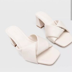 Stradivarius cross strap mule in cream
Size 8 Never worn before